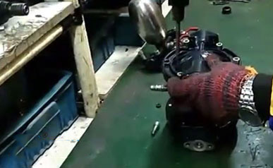 气动隔膜泵膜片拆卸图1